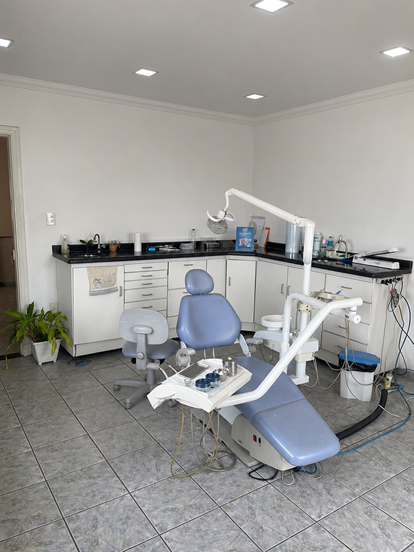 Paciente em atendimento odontológico em clínica moderna e acolhedora