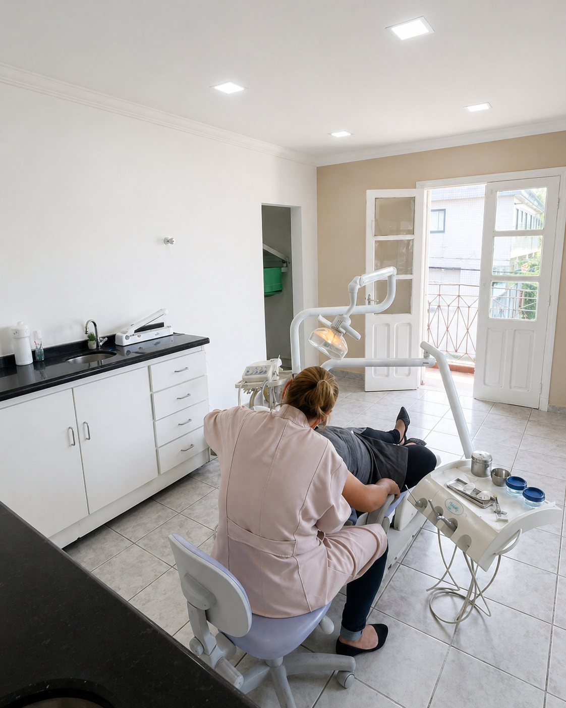 Dra. Simone Gonçalves atendendo paciente em consultório odontológico